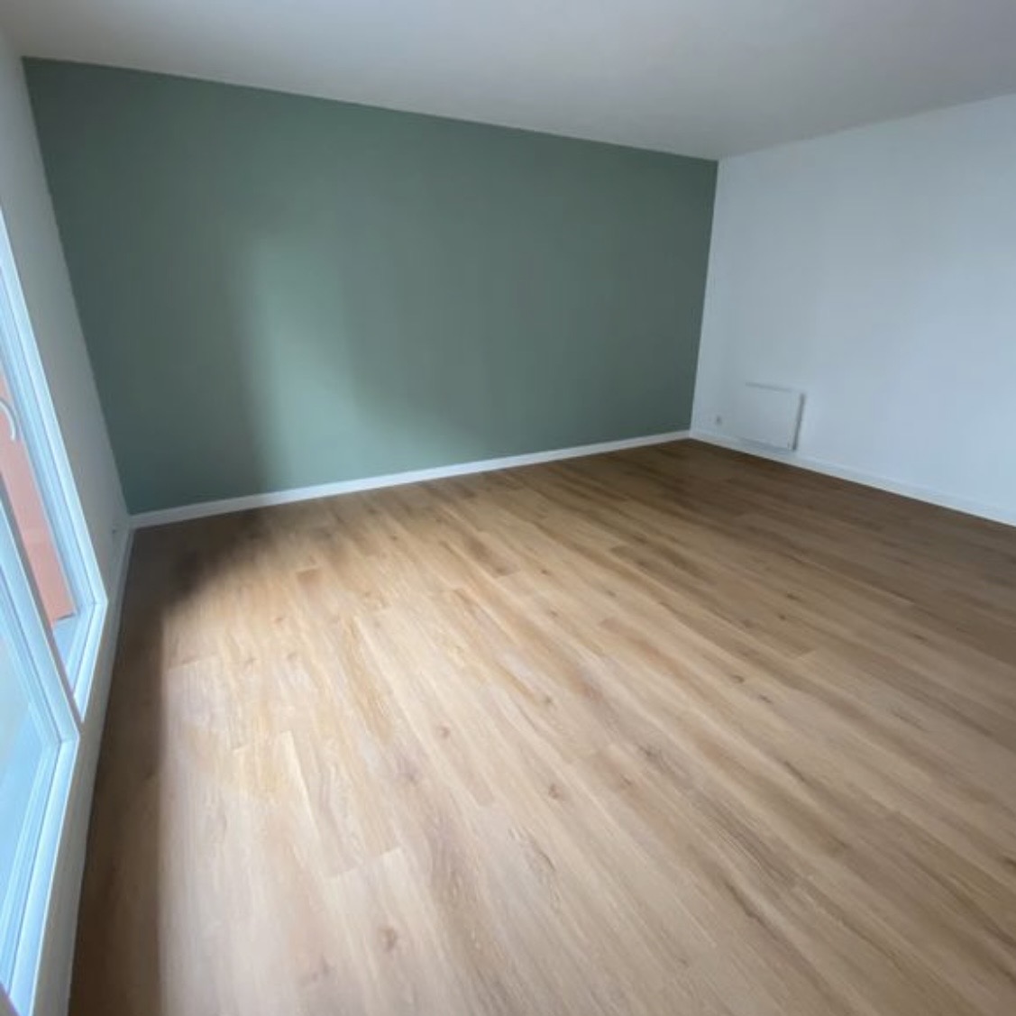Mur d'accent vert sauge et nouveau parquet posé