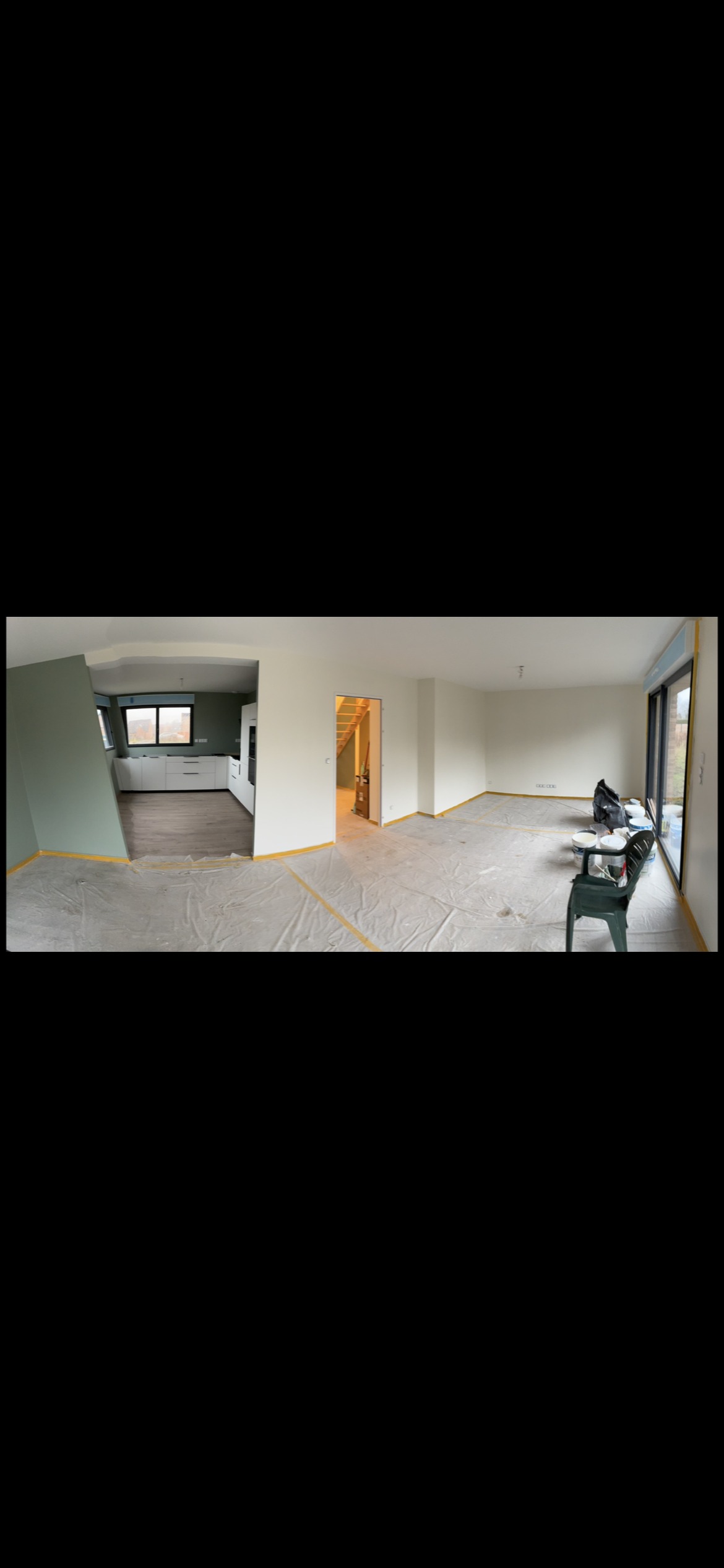 Vue panoramique d'un chantier de rénovation intérieur