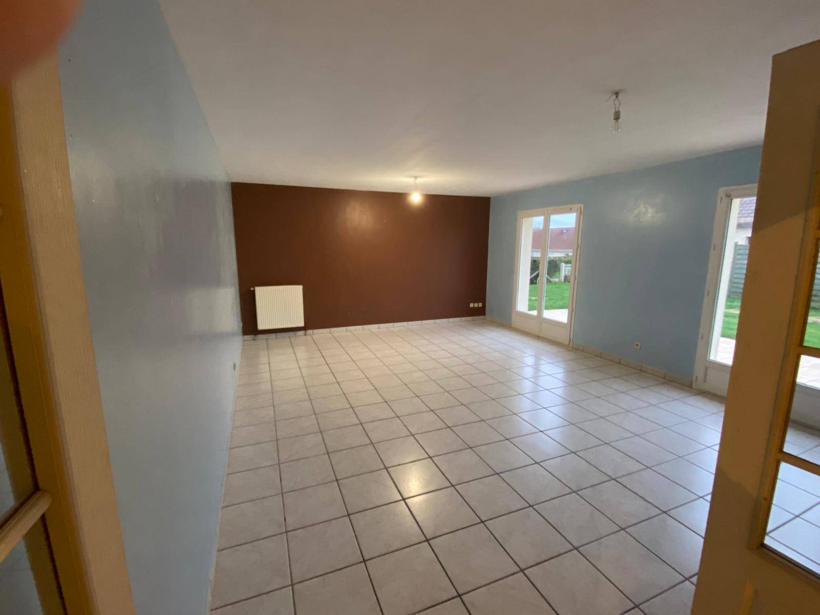 Séjour avec murs bleu ciel et marron avant travaux